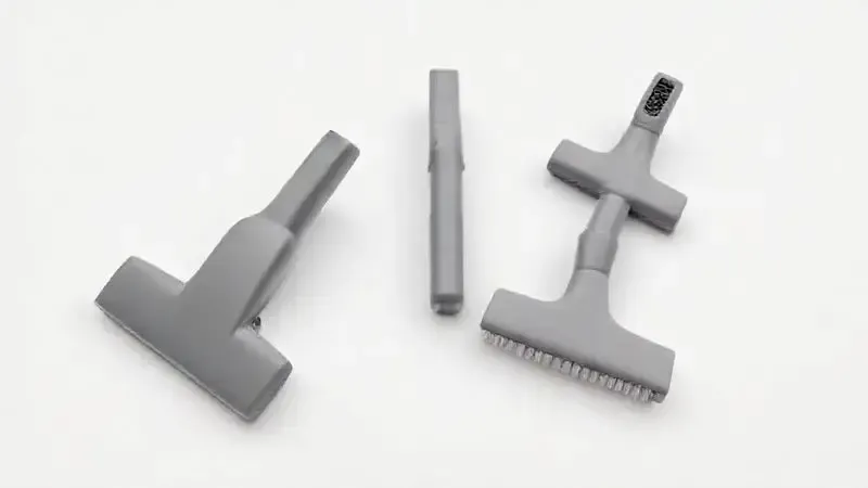 Conjunto de acessórios de um aspirador de pó genérico, incluindo bocais para piso, cantos e estofados, organizados de forma limpa.
