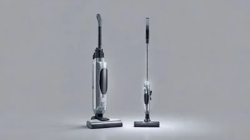 Demonstração da versatilidade de um aspirador vertical se transformando em um aspirador de mão para limpar um sofá.