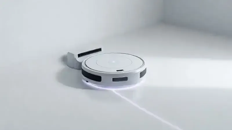 Render 3D artístico de um robô aspirador retornando à sua base, ilustrando o conceito de autonomia de bateria e recarga automática após cobrir uma grande área.